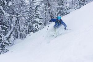 freeride skidåkare i djup pudersnö foto