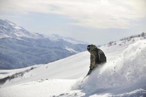 freestyle snowboardåkare hoppa och åka foto