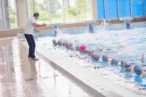 barngrupp vid poolen foto