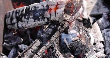 brinnande loggar i en lägereld medan matlagning och uppvärmningen foto