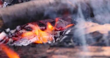 en brand tillverkad av loggar medan matlagning utegrill på semester på de helgen foto