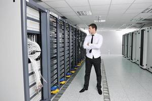 ung ingenjör i datacenter server rum foto