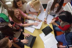 tonåren grupp i skola foto