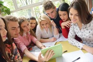 tonåren grupp i skola foto