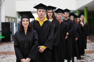 grupp av olika internationell examen studenter fira foto