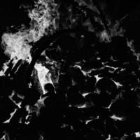 brand lågor på svart bakgrund, bläs brand flamma textur bakgrund, vackert, de brand är brinnande, brand lågor med trä och ko dynga bål svart och vit foto