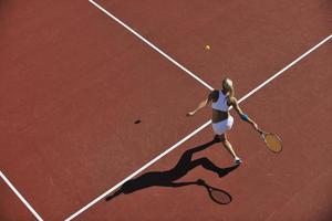 ung kvinna spela tennis foto