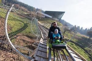 far och son åtnjuter körning på alpina underlägg foto