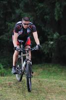 ridning en cross cykel foto