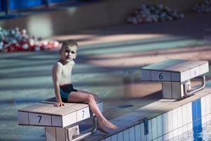 barn porträtt på poolen foto