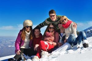 vinter- roligt med ung människor grupp foto