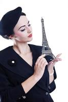 skön ung kvinna med paris symbol eiffel torn foto