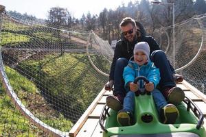 far och son åtnjuter körning på alpina underlägg foto