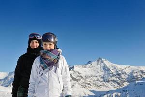 vinter- porträtt av vänner på skidåkning foto