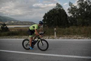 triathlon atlet ridcykel foto