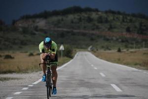 triathlon atlet ridcykel foto