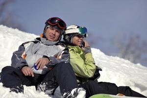 snowboardåkare par avkopplande foto