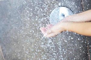 sexig ung kvinna enjoing bad under vatten dusch foto