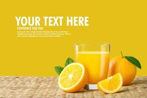 glas av färsk orange juice på en rotting korg, färsk frukt orange juice i glas med grupp på gul bakgrund med kopia Plats för din foto