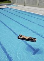 skön kvinna koppla av på simning slå samman foto