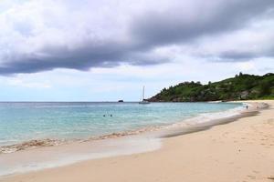 solig dag strand se på de paradis öar Seychellerna foto