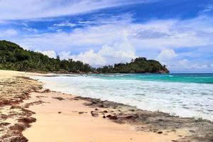 solig dag strand se på de paradis öar Seychellerna foto