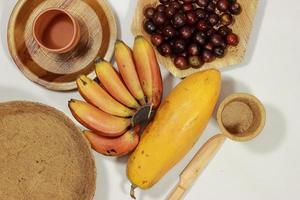 knippa av stor banan frukt och en stor papaya foto