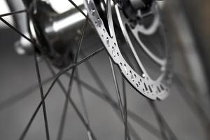 cykelskivbromsar på nära håll, metallskiva fäst på cykelhjulet, effektiva mountainbikebromsar foto