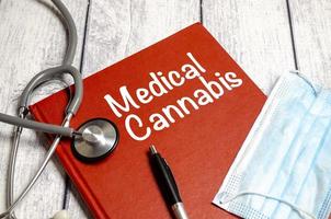 papper med text medicinsk cannabis på tabell med stetoskop foto