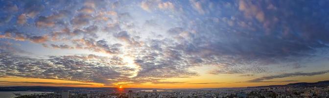 Fantastisk naturskön se av de färgrik himmel med de Sol över de stad. panorama- se från en Drönare. foto