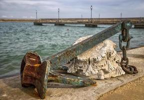 en enorm gammal rostig ankare tycka om en hamn dekoration foto