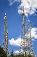 kommunikation torn, antenner, sändare och repeaters för mobil kommunikation foto