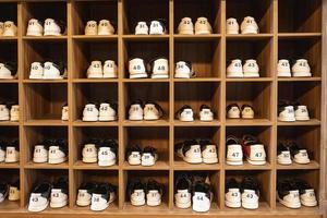 kuggstång med skor för bowling i annorlunda storlekar. horisontell se foto