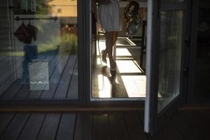 öppen dörr till hus. glas dörr på jord golv. interiör detaljer. foto