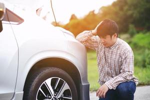 ung stressad man som har problem med sin stress trasig bil motorrum kraschar vid misslyckad motor vänta på hjälp. foto