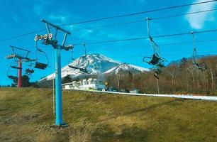 fuji berg se genom åka skidor hiss av snowtown yeti. foto