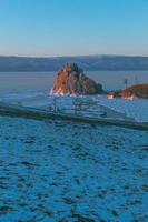 cape burkhan i solnedgång ljus på nordlig av olkhon ö i sjö baikal, Ryssland. foto