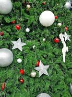 jul träd hängande med jul dekorativ objekt i röd och vit. foto