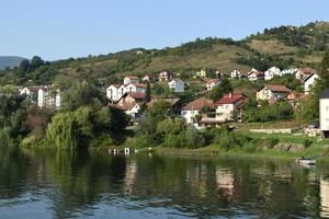 se av de stad av visegrad i bosnien och herzegovina och de drina flod foto