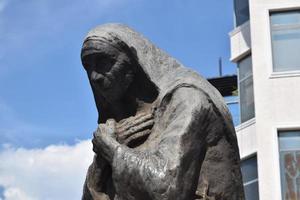 monument till mor teresa, albania - augusti 23, 2022. albanien, shkoder foto