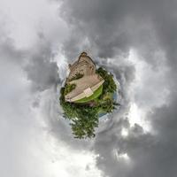 liten planet omvandling av sfärisk panorama 360 grader. sfärisk abstrakt antenn se nära sameba kyrka georgien. krökning av Plats. foto