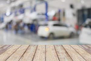 trä bordsskiva med oskärpa garage bakgrund foto
