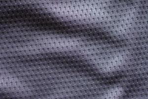 grått tyg sportkläder fotbollströja med air mesh textur bakgrund foto