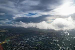 dramatisk och magisk moln över stad foto