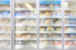 stormarknad kommersiella kylskåp frys visar frysta livsmedel abstrakt oskärpa bakgrund foto
