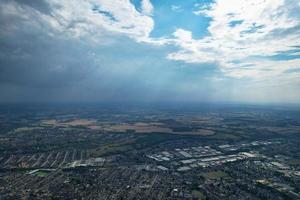 underbar antenn se av dramatisk moln över stad foto