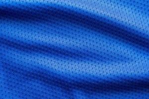 blå färg tyg sportkläder fotbollströja med air mesh textur bakgrund foto