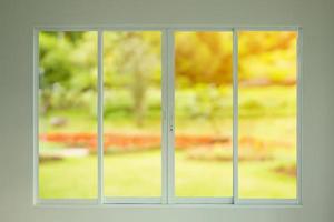 grön trädgårdsutsikt genom fönstret foto