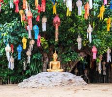 guld buddha i wat phan tao templet Chiang Mai Thailand foto