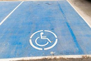 inaktivera tecken på blå färg färg parkeringsplats foto